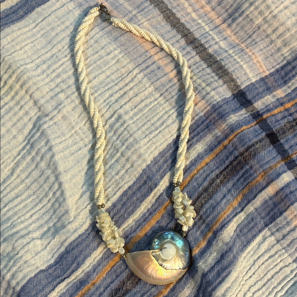 Elegant Shell Pendant Necklace 🐚